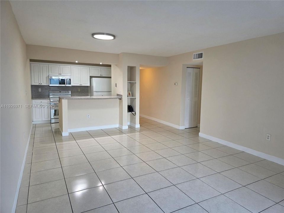 В аренду: $2,175 (2 спален, 2 ванн, 990 Квадратных фут)