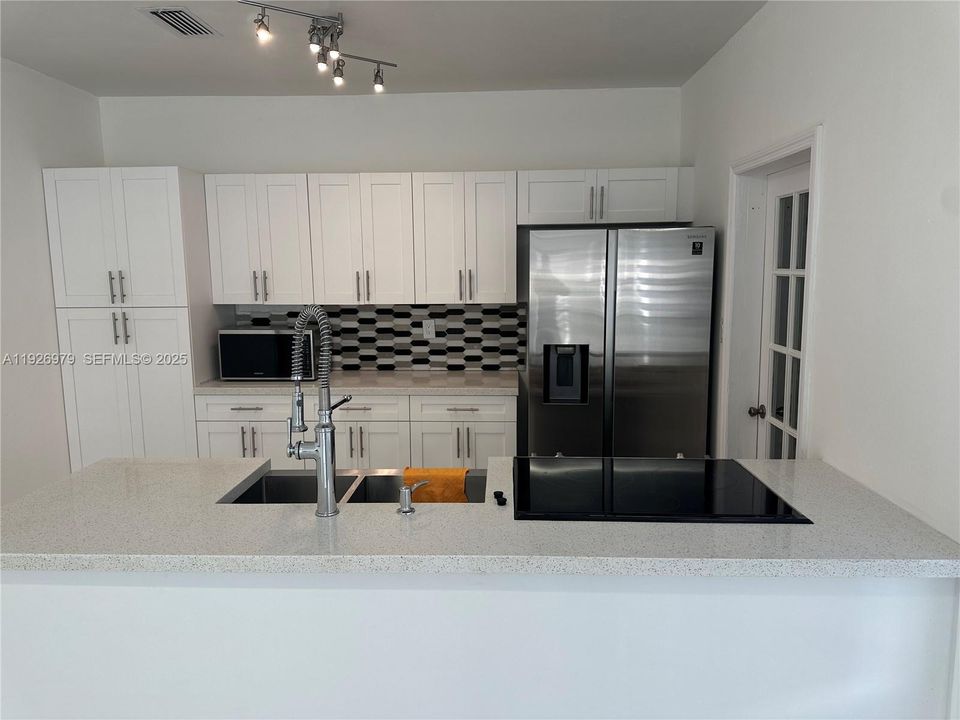 For Rent: $2,400 (2 beds, 1 baths, 1808 Square Feet)