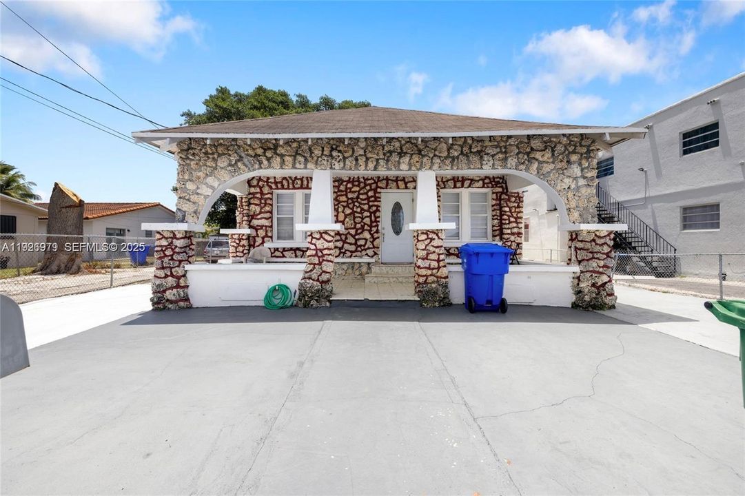 For Rent: $2,400 (2 beds, 1 baths, 1808 Square Feet)