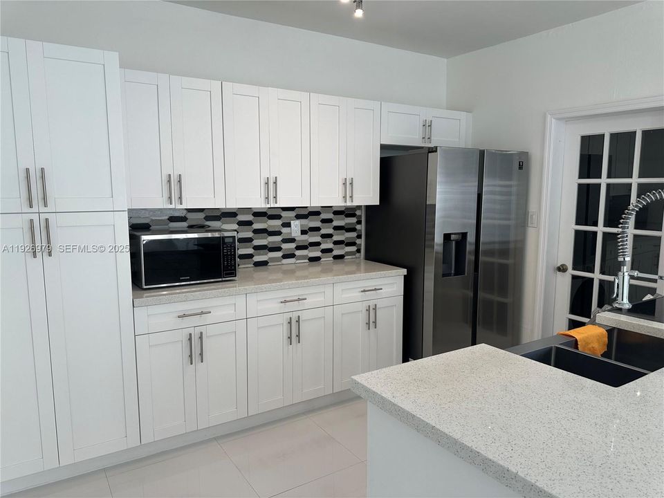 For Rent: $2,400 (2 beds, 1 baths, 1808 Square Feet)