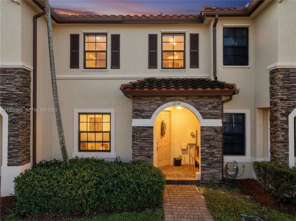 На продажу: $335,000 (3 спален, 2 ванн, 1432 Квадратных фут)