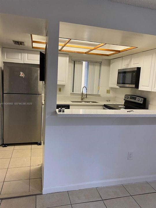 For Rent: $2,400 (2 beds, 2 baths, 1037 Square Feet)