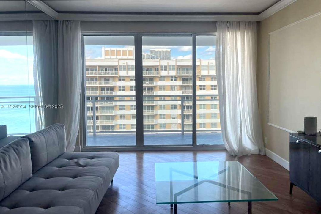 For Rent: $2,300 (1 beds, 1 baths, 736 Square Feet)