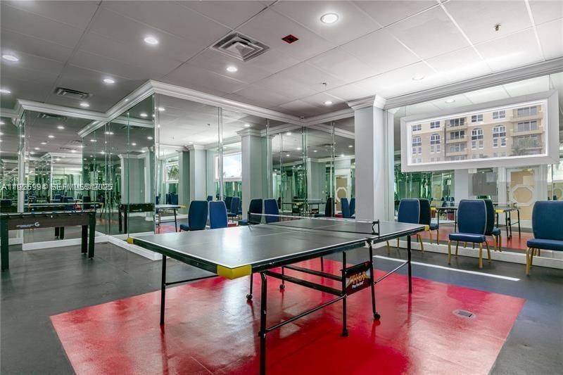 For Rent: $2,300 (1 beds, 1 baths, 736 Square Feet)