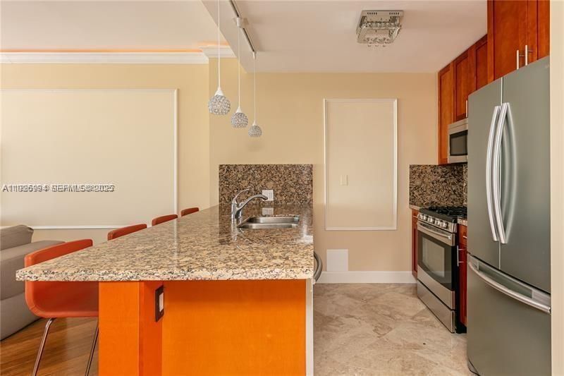 For Rent: $2,300 (1 beds, 1 baths, 736 Square Feet)