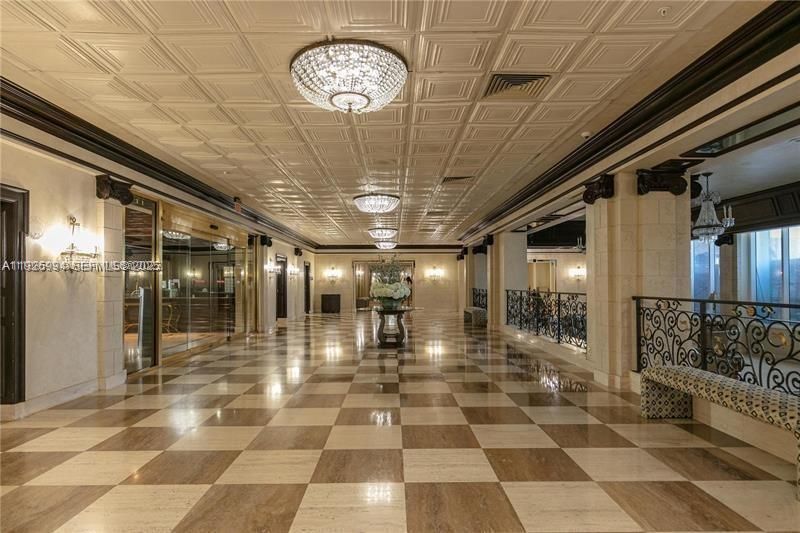 For Rent: $2,300 (1 beds, 1 baths, 736 Square Feet)