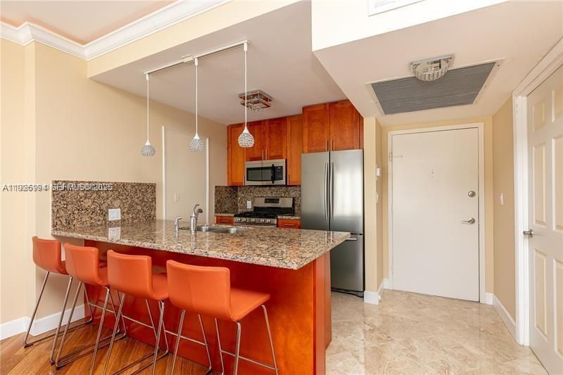 For Rent: $2,300 (1 beds, 1 baths, 736 Square Feet)