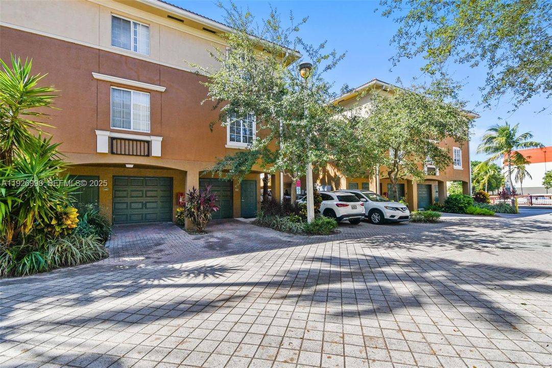 В аренду: $2,300 (1 спален, 1 ванн, 859 Квадратных фут)