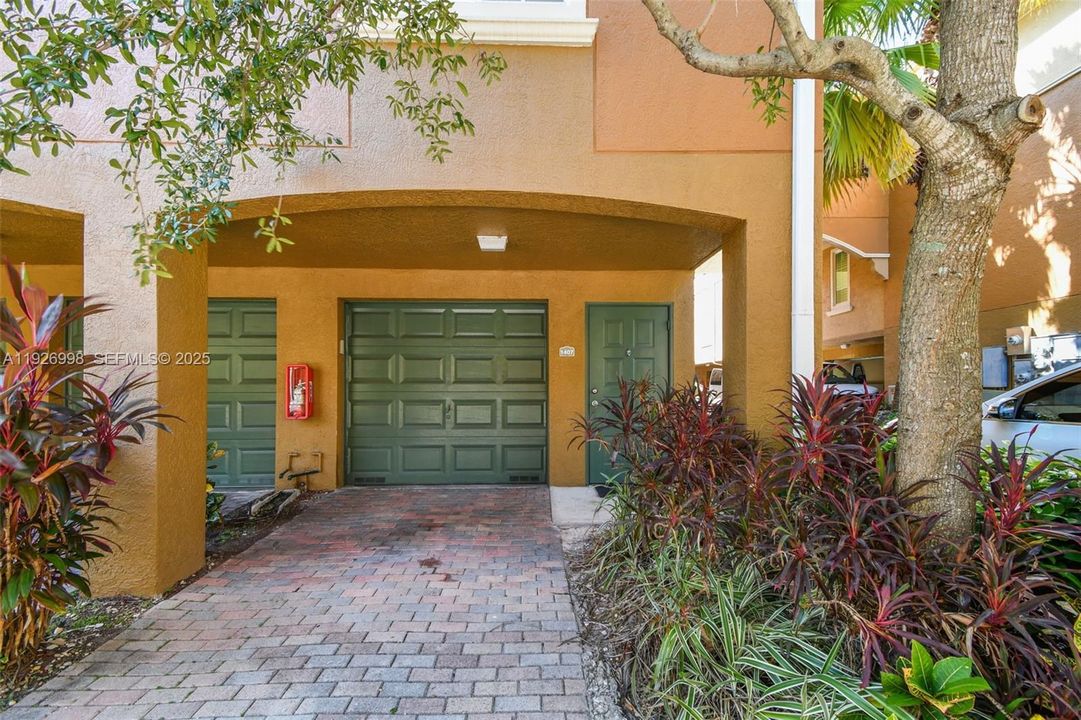 В аренду: $2,300 (1 спален, 1 ванн, 859 Квадратных фут)