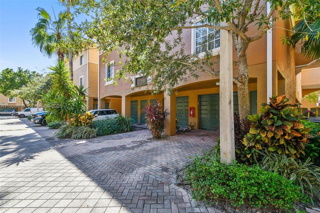 В аренду: $2,300 (1 спален, 1 ванн, 859 Квадратных фут)