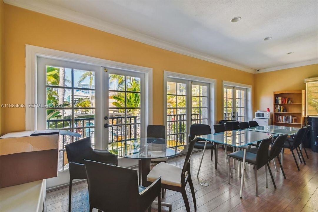 В аренду: $2,300 (1 спален, 1 ванн, 859 Квадратных фут)