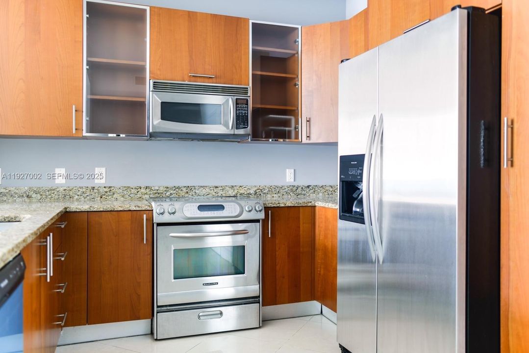 For Rent: $2,900 (1 beds, 1 baths, 974 Square Feet)