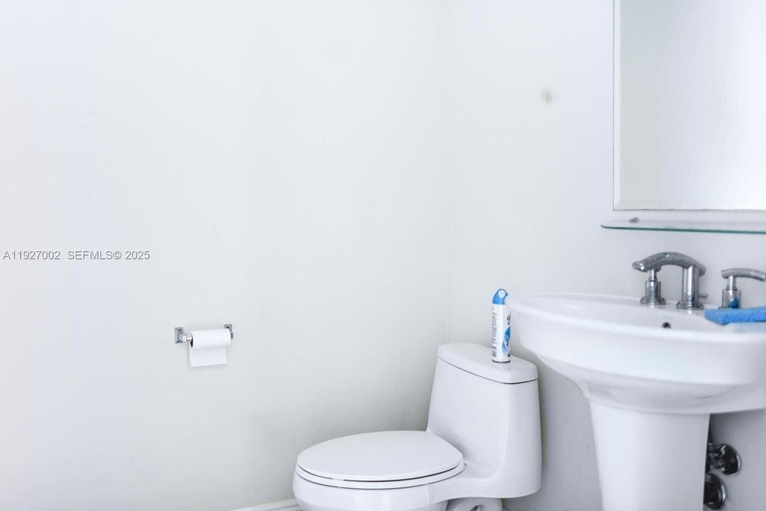 For Rent: $2,900 (1 beds, 1 baths, 974 Square Feet)