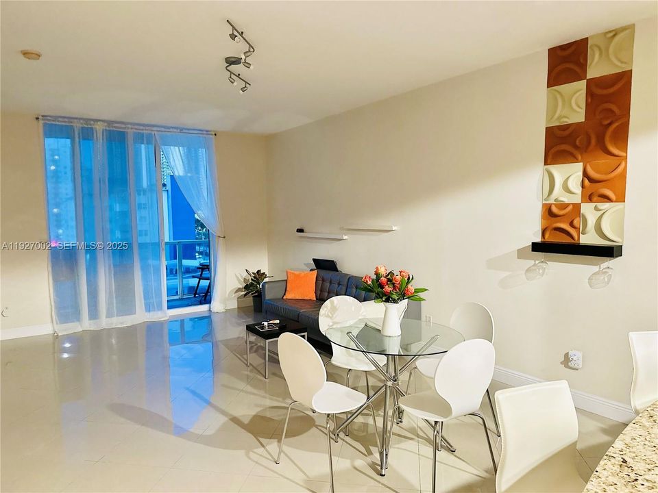 For Rent: $2,900 (1 beds, 1 baths, 974 Square Feet)