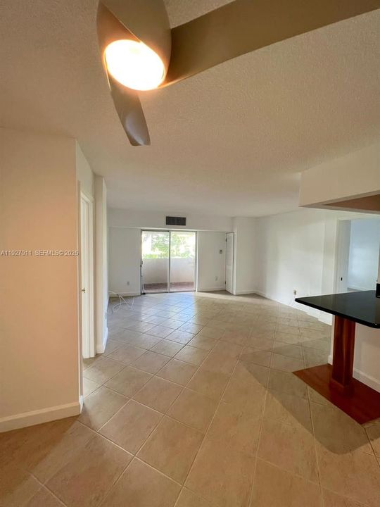 For Rent: $2,900 (2 beds, 2 baths, 966 Square Feet)