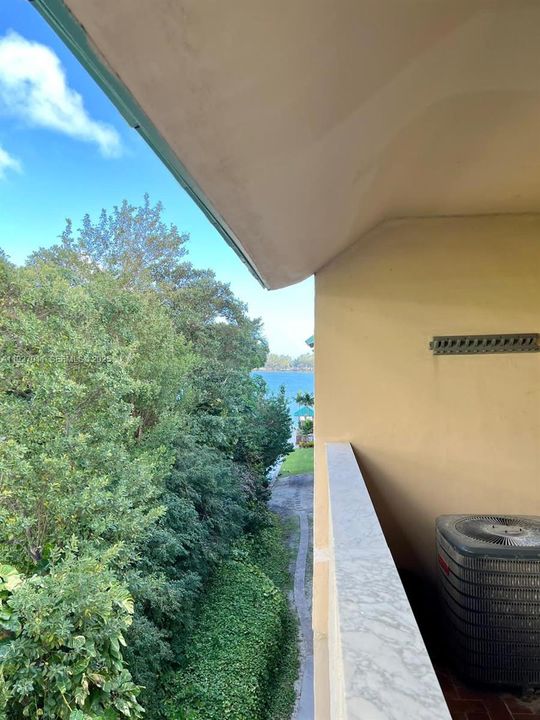 For Rent: $2,900 (2 beds, 2 baths, 966 Square Feet)