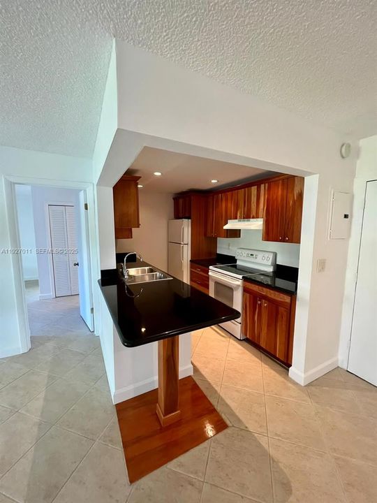 For Rent: $2,900 (2 beds, 2 baths, 966 Square Feet)