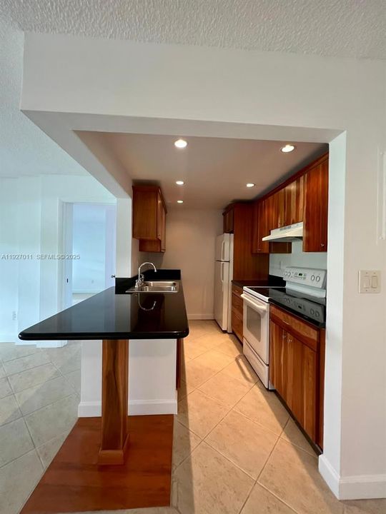 For Rent: $2,900 (2 beds, 2 baths, 966 Square Feet)