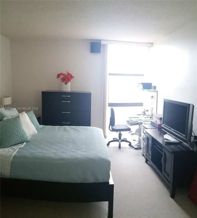 For Sale: $239,000 (1 beds, 1 baths, 755 Square Feet)