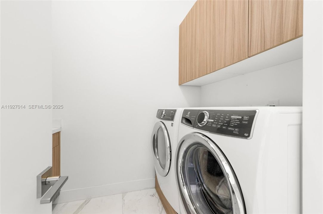 For Rent: $13,500 (5 beds, 5 baths, 4628 Square Feet)