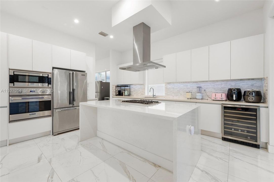 For Rent: $13,500 (5 beds, 5 baths, 4628 Square Feet)