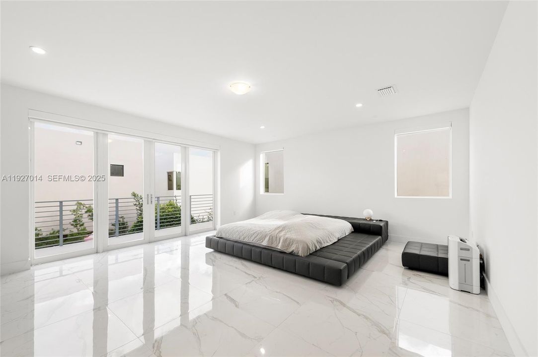 For Rent: $13,500 (5 beds, 5 baths, 4628 Square Feet)