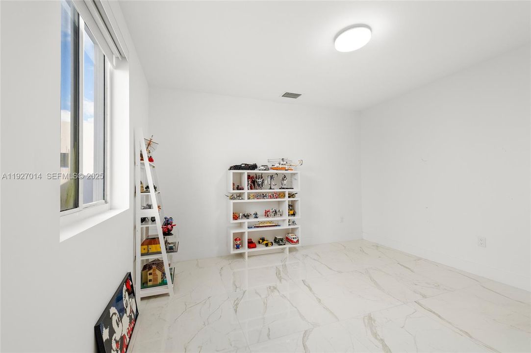 For Rent: $13,500 (5 beds, 5 baths, 4628 Square Feet)