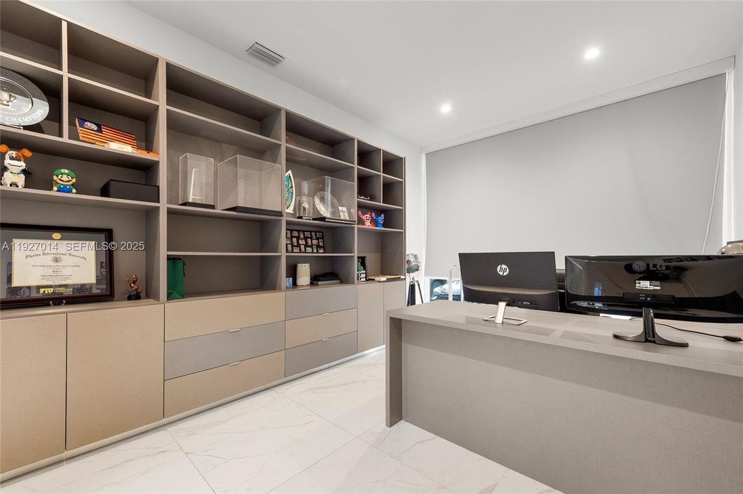 For Rent: $13,500 (5 beds, 5 baths, 4628 Square Feet)