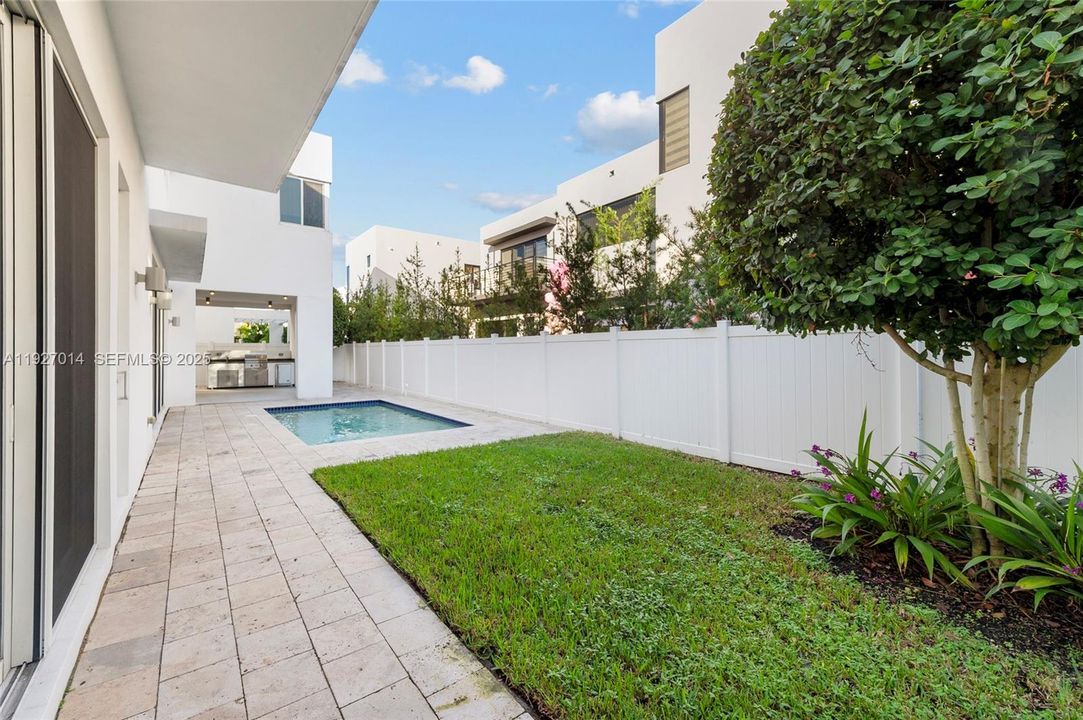 For Rent: $13,500 (5 beds, 5 baths, 4628 Square Feet)