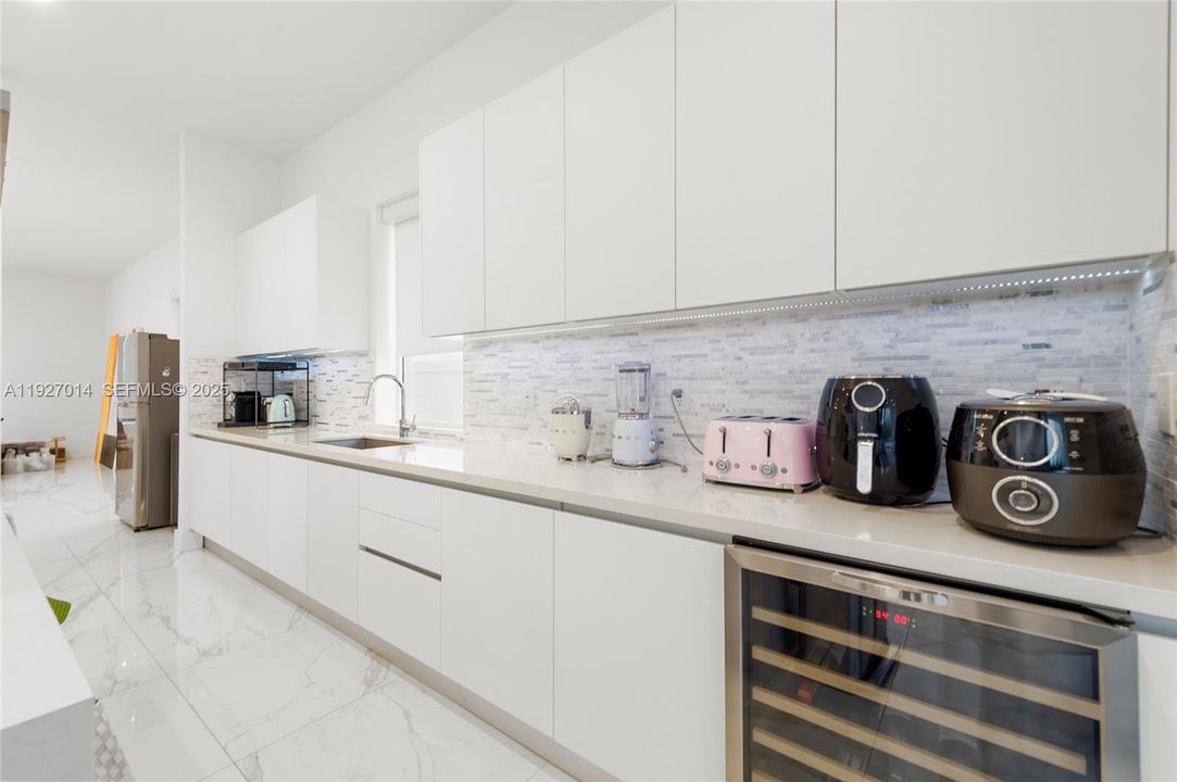 For Rent: $13,500 (5 beds, 5 baths, 4628 Square Feet)