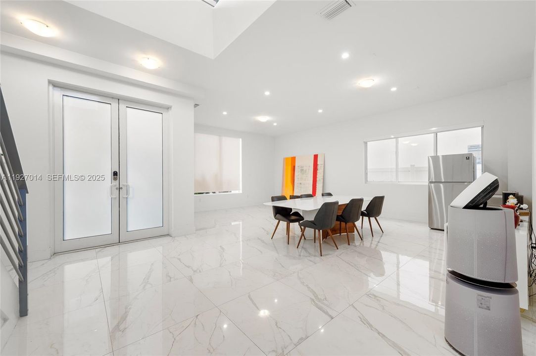 For Rent: $13,500 (5 beds, 5 baths, 4628 Square Feet)