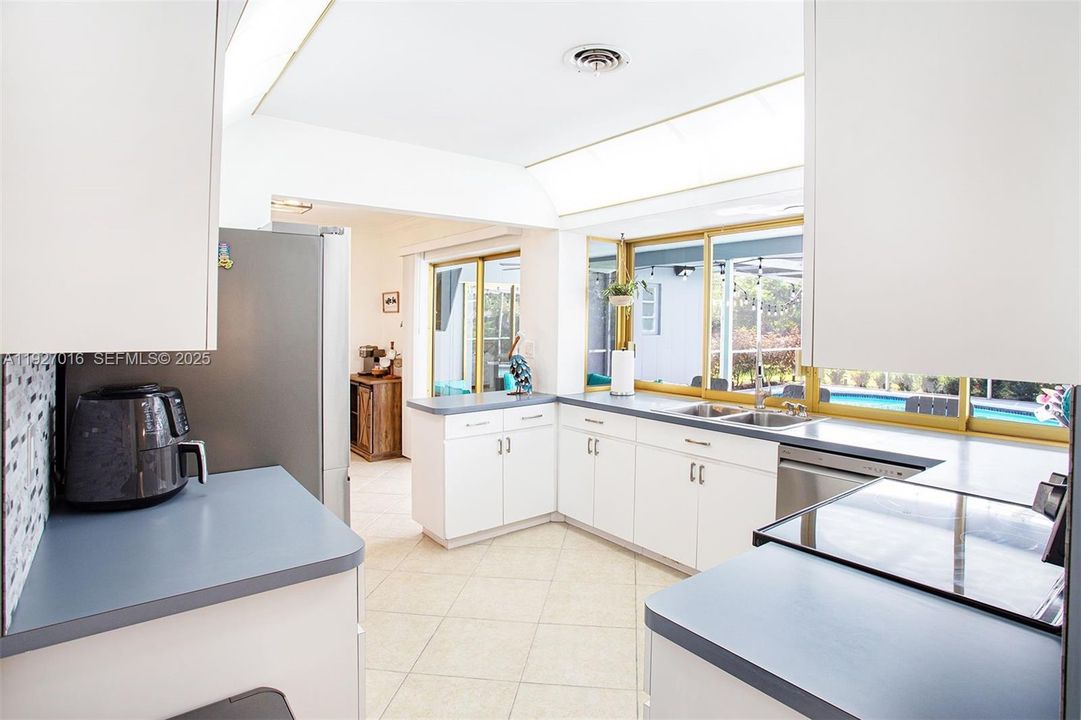 For Sale: $679,000 (3 beds, 2 baths, 1580 Square Feet)