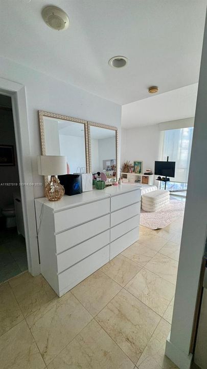 For Rent: $2,400 (0 beds, 1 baths, 601 Square Feet)