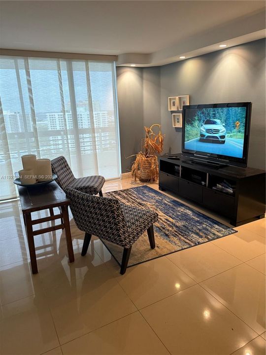 For Sale: $375,000 (2 beds, 2 baths, 1091 Square Feet)