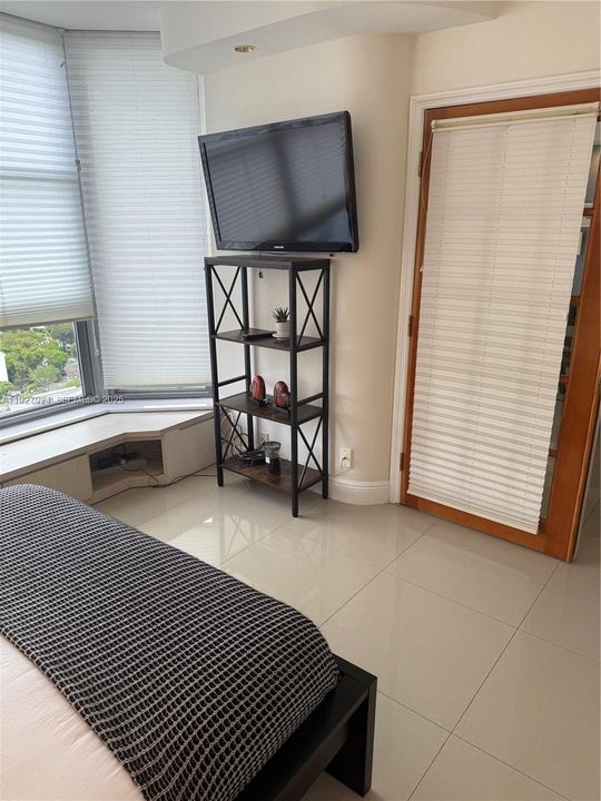 For Sale: $375,000 (2 beds, 2 baths, 1091 Square Feet)