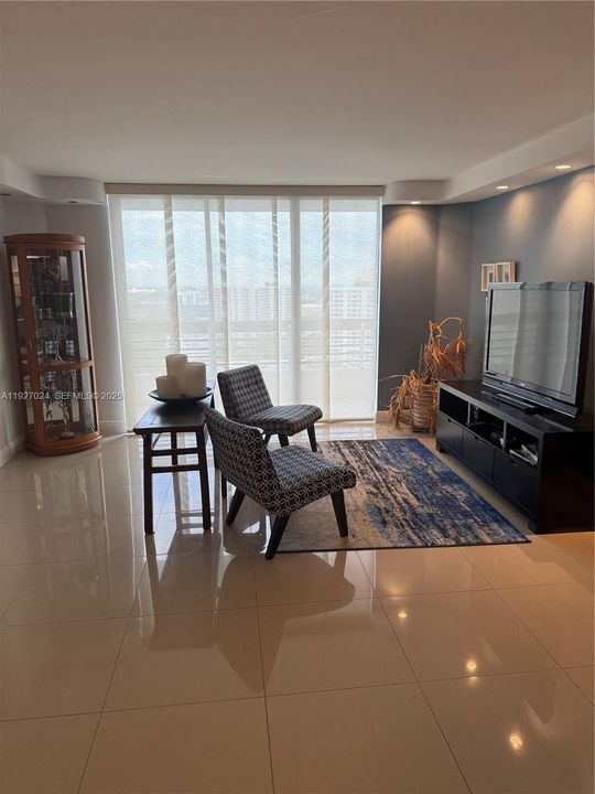 For Sale: $375,000 (2 beds, 2 baths, 1091 Square Feet)