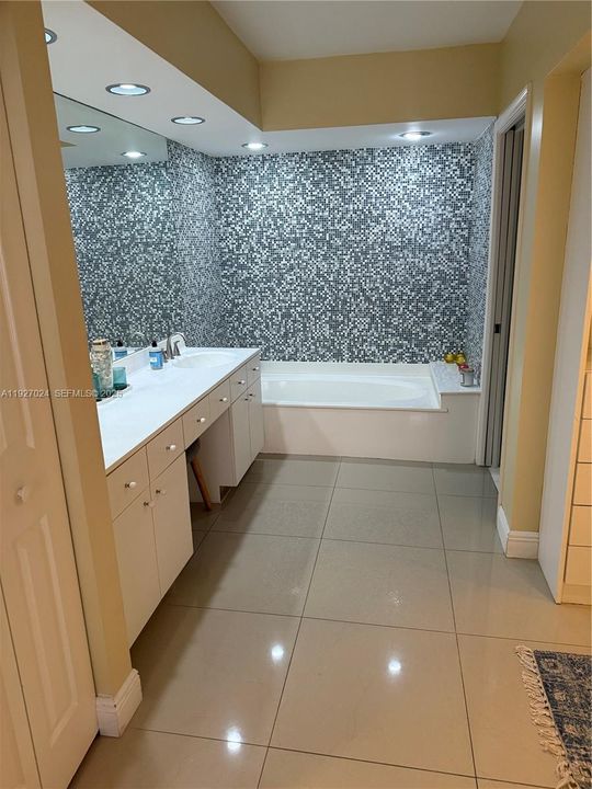 For Sale: $375,000 (2 beds, 2 baths, 1091 Square Feet)