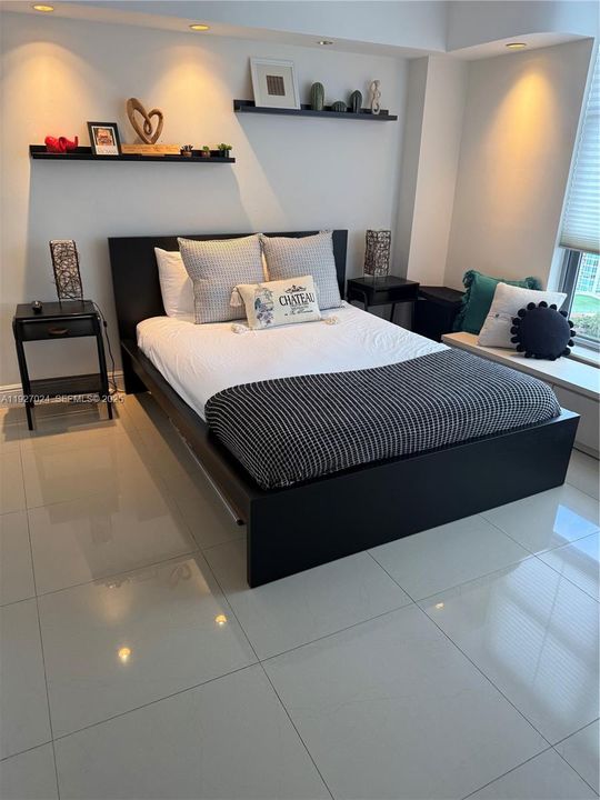 For Sale: $375,000 (2 beds, 2 baths, 1091 Square Feet)