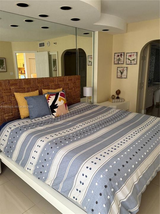 For Sale: $375,000 (2 beds, 2 baths, 1091 Square Feet)