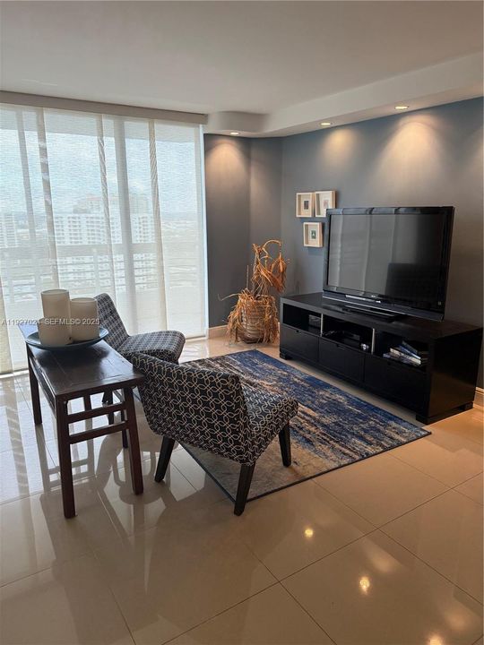 For Sale: $375,000 (2 beds, 2 baths, 1091 Square Feet)