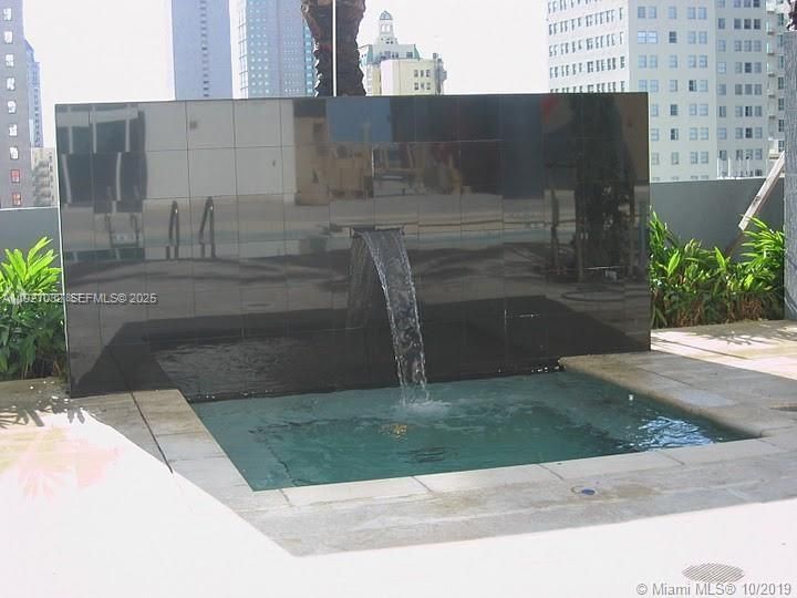 待售: $435,000 (1 贝兹, 1 浴室, 700 平方英尺)