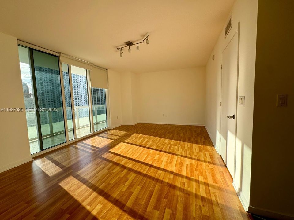 待售: $349,000 (0 贝兹, 1 浴室, 567 平方英尺)