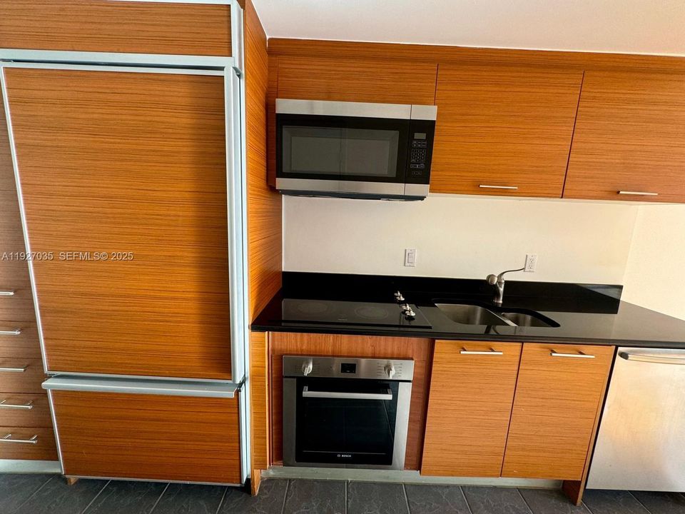 待售: $349,000 (0 贝兹, 1 浴室, 567 平方英尺)