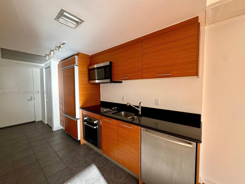 待售: $349,000 (0 贝兹, 1 浴室, 567 平方英尺)