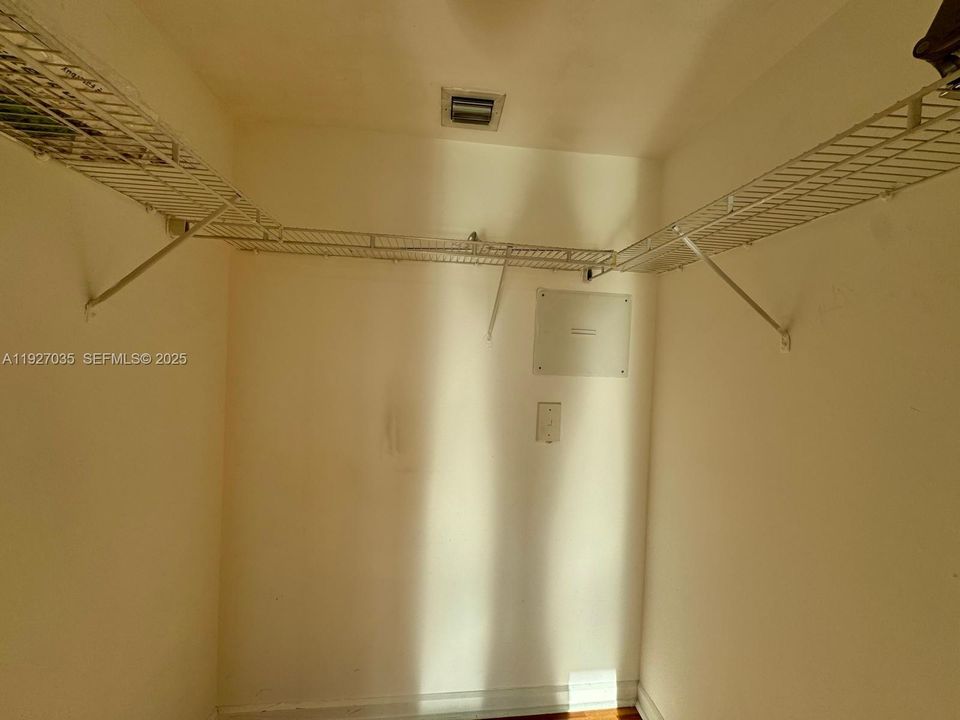 待售: $349,000 (0 贝兹, 1 浴室, 567 平方英尺)