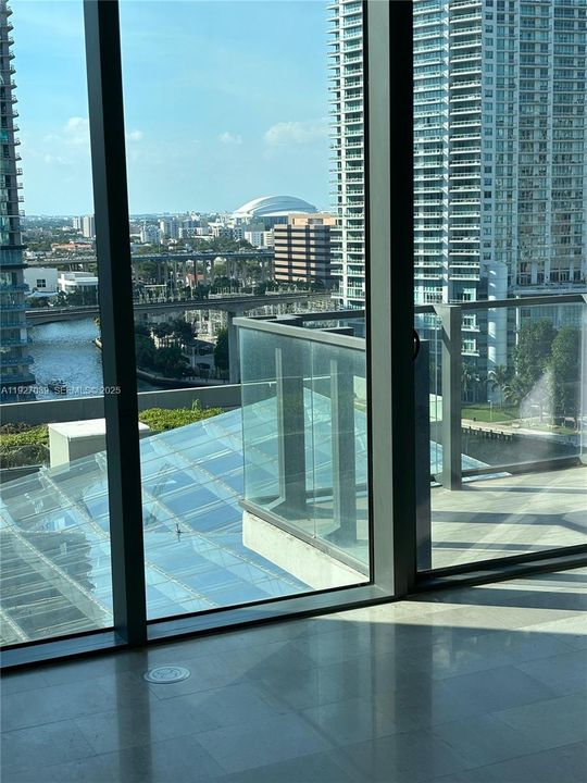 For Rent: $4,375 (1 beds, 1 baths, 976 Square Feet)