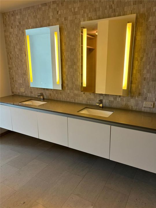 For Rent: $4,375 (1 beds, 1 baths, 976 Square Feet)