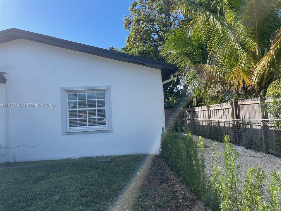 出租: $2,100 (2 贝兹, 1 浴室, 822 平方英尺)