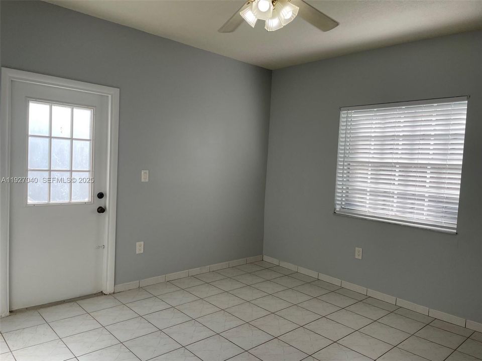 出租: $2,100 (2 贝兹, 1 浴室, 822 平方英尺)