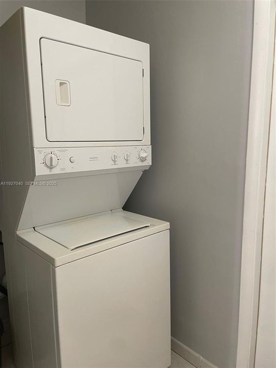 出租: $2,100 (2 贝兹, 1 浴室, 822 平方英尺)